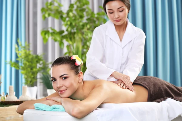 Femme relaxante avec massage des mains — Photo