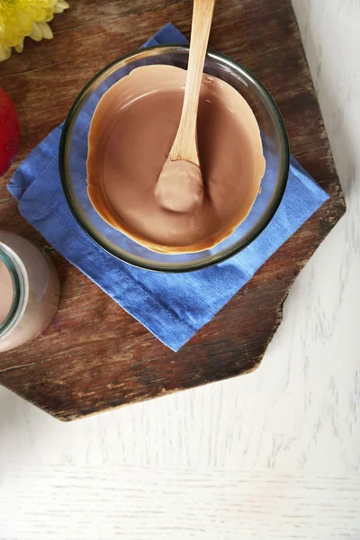 Melted chocolate in glass bowl — Stock Photo, Image