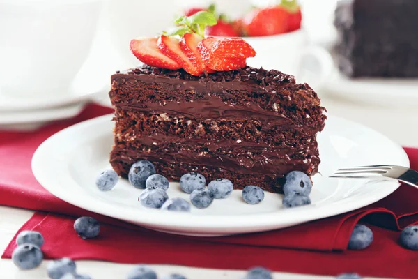 Schokoladenkuchen mit Schokoladencreme — Stockfoto