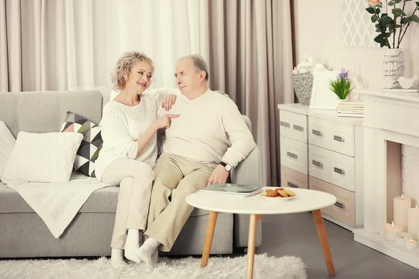 Birlikte oturan mutlu olgun çift