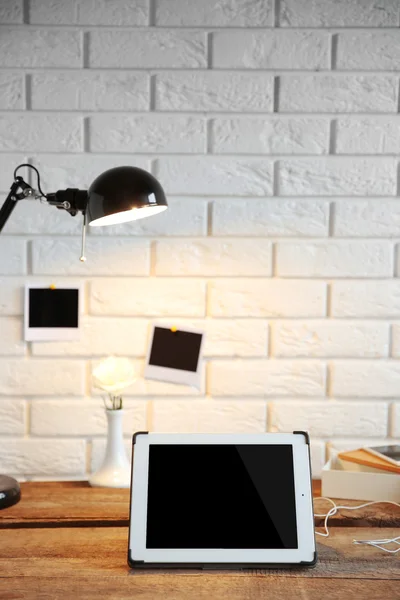 Modern arbetsplats med digital tablet — Stockfoto