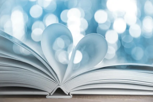 Listy knihy zaoblené do tvaru srdce — Stock fotografie