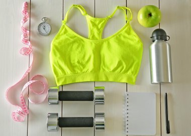 Sporcu kadın giyim ile ayarlandı