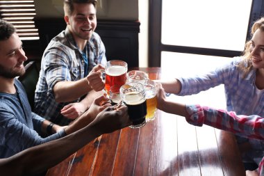 mutlu arkadaş barda bira içme grubu
