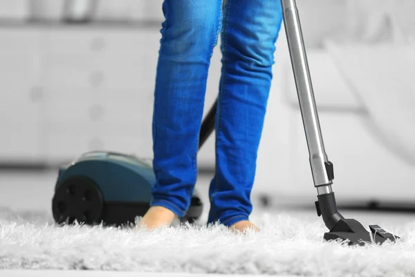 Mujer limpiando la alfombra — Foto de Stock