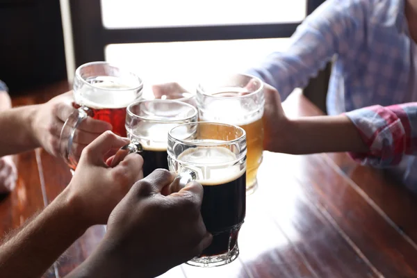 Φίλοι, πίνοντας μπύρα στο μπαρ — Φωτογραφία Αρχείου