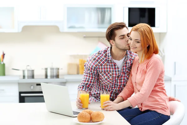 Jeune couple prendre le petit déjeuner — Photo