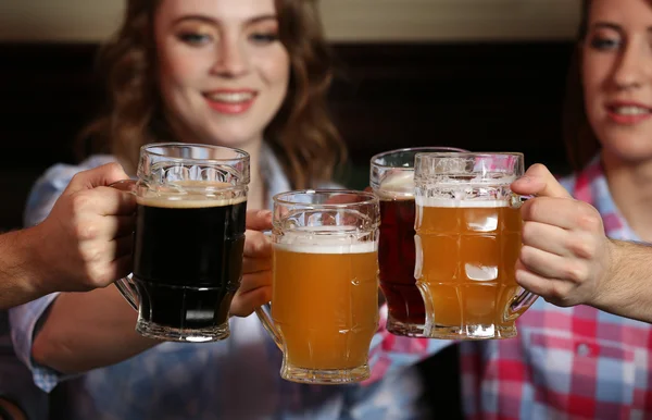 Schöne Mädchen Und Ihre Freunde Trinken Bier Der Kneipe — Stockfoto
