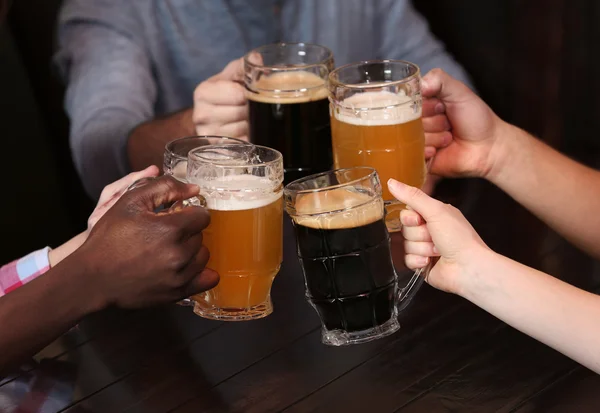 Amigos bebiendo cerveza en el pub — Foto de Stock