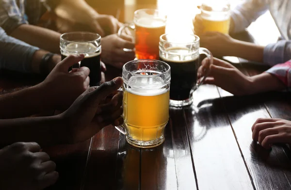 Kumpáni u piva v hospodě — Stock fotografie
