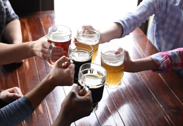 Freunde trinken Bier in Kneipe — Stockfoto