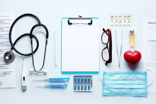 Dokter tabel met medicijnen — Stockfoto