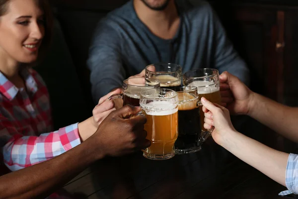 Φίλοι Πίνοντας Μπύρα Στο Μπαρ — Φωτογραφία Αρχείου