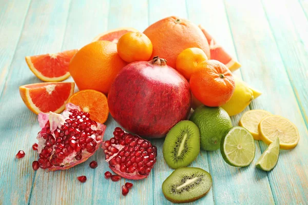 Sappige samenstelling van tropische vruchten — Stockfoto