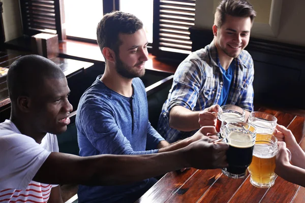 Gruppo Amici Felici Che Bevono Birra Pub — Foto Stock