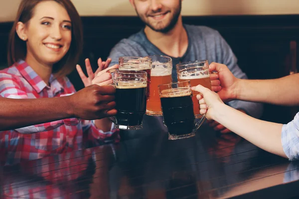 Gruppo Amici Felici Che Bevono Birra Pub — Foto Stock