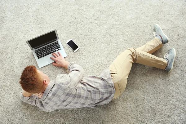 Jonge Man Aan Het Werk Met Een Laptop Verdieping — Stockfoto