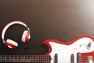 Kulaklıklı elektro gitar.