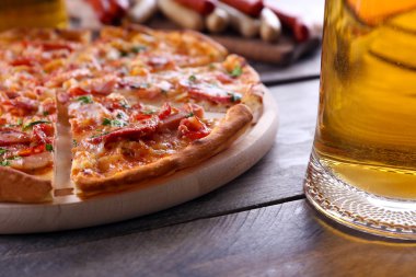 Pizza ve bira bardağı dilimlenmiş 
