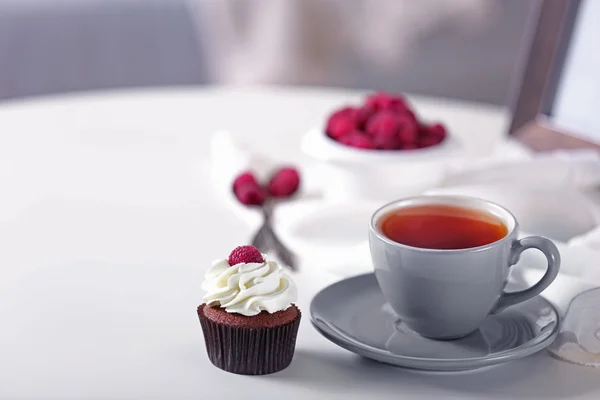 Belo cupcake de chocolate com framboesa e chá — Fotografia de Stock