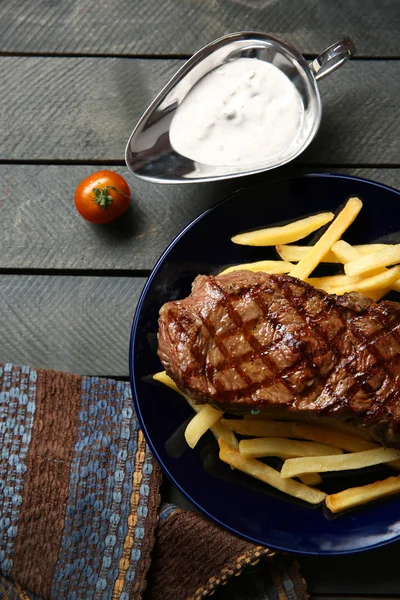 Filete a la parrilla con papas fritas — Foto de Stock