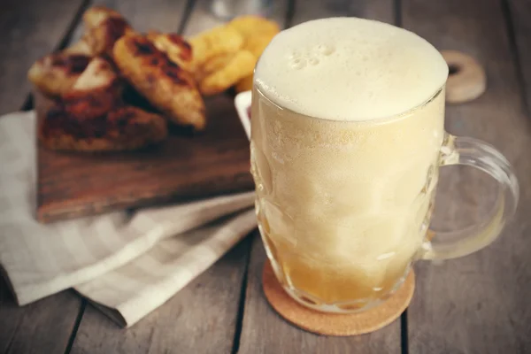 Glas Bier und Chicken Wings — Stockfoto