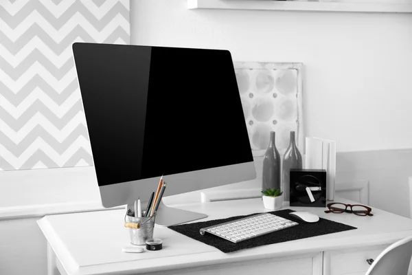 Moderna widescreen monitor — Stockfoto