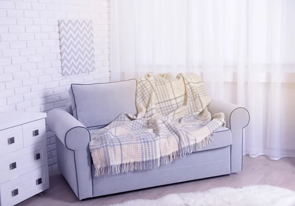 Interiör med en modern soffa — Stockfoto