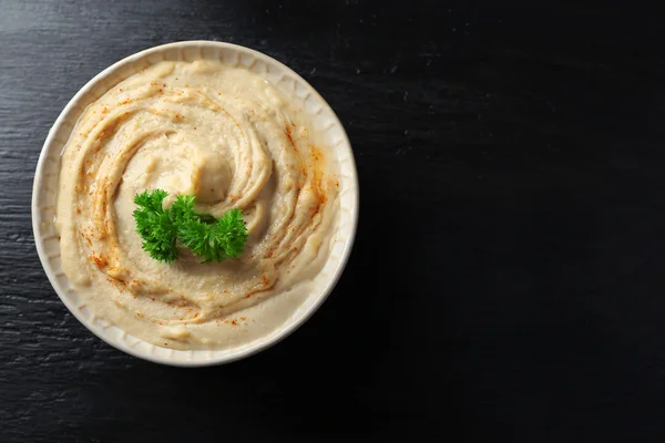 Taça de cerâmica de hummus saboroso — Fotografia de Stock