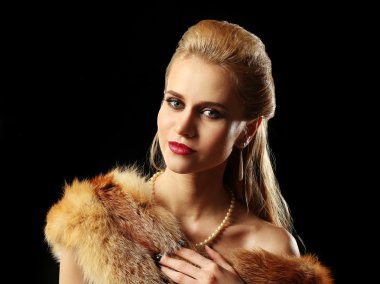 lüks kürk ile genç kadın