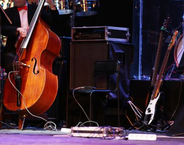 Sahnede müzik aletleri 