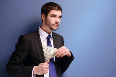 Doları banknot tutan elbiseli adam