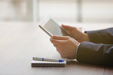 Tablet kullanarak eller