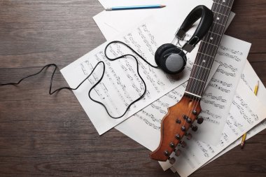 elektro gitar ve kulaklık 