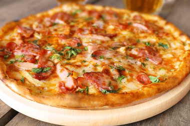 Lezzetli pizza ve gözlük  