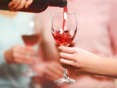 Kırmızı şarabı cama dök. 