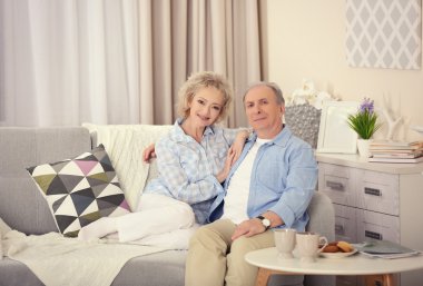 Birlikte kanepede oturan Olgun çift