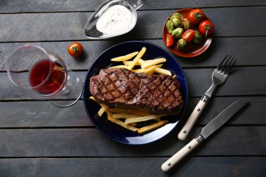 Kızarmış biftek ve patates kızartması. 