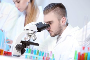Tıbbi teknisyenler laboratuvarda çalışan