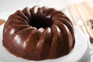 Plastik hasır üzerinde çikolatalı kek 