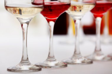 kırmızı ve beyaz şarap.