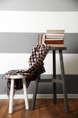 ahşap dışkı ve sıcak ekose kitaplar