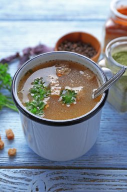 Çorba ahşap arka plan üzerine bir fincan