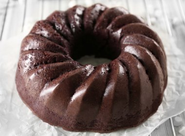 Kağıt üzerinde çikolatalı kek 