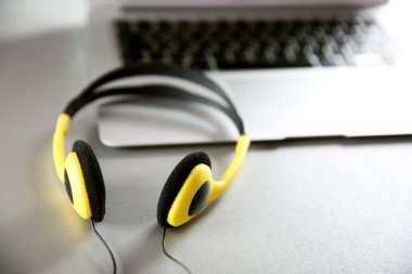 Masada kulaklık ve dizüstü bilgisayar var. 