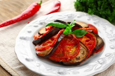 Ratatouille plaka, tablo arka plan üzerinde