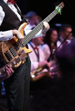 gitar çalmaya gitarist 