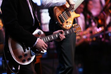 gitar çalmaya gitarist 