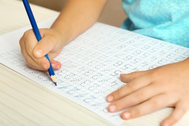 Yaprak kağıda, closeup yazmak temel öğrenir