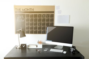 Modern bilgisayar ile rahat çalışma alanı